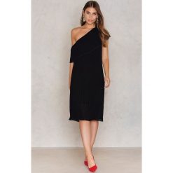 NA-KD Party Plisowana sukienka na jedno ramię z surowym wykończeniem - Black. Czarne sukienki damskie NA-KD Party, na imprezę, bez wzorów, z poliesteru, z falbankami, bez rękawów, midi. Za 202,95 zł.