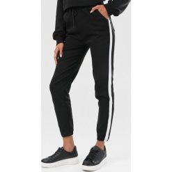 Czarne Spodnie Tinreia. Czarne spodnie damskie Born2be, s, bez wzorów, z tkaniny. Za 79,99 zł.
