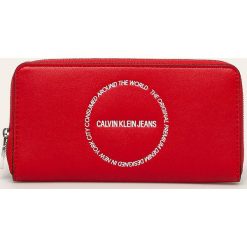 Calvin Klein Jeans - Portfel. Czerwone portfele damskie Calvin Klein Jeans, bez wzorów, z jeansu. W wyprzedaży za 239,90 zł.