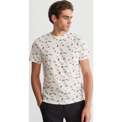 T-shirt z mikroprintem - Kremowy. Białe t-shirty męskie Reserved, l. Za 49,99 zł.