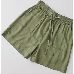 Szorty cargo z lyocellu - Khaki. Brązowe szorty damskie Cropp, bez wzorów, z lyocellu. W wyprzedaży za 41,99 zł.