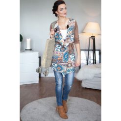 Wzorzysta narzutka w stylu BOHO z zamszową wstawką turkusowa. Niebieskie swetry damskie Fasardi, l, bez wzorów, z zamszu, bez rękawów. Za 59,00 zł.