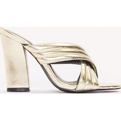 Klapki damskie: NA-KD Shoes Metaliczne klapki Cross – Gold