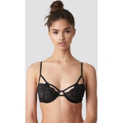 NA-KD Lingerie Koronkowy biustonosz z paseczkami - Black. Czarne biustonosze NA-KD Lingerie, w paski, z koronki. Za 80,95 zł.