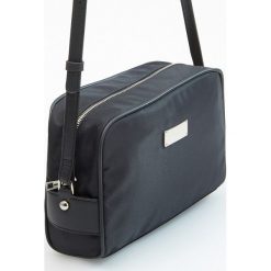 Torebka cross body - Czarny. Czarne torebki klasyczne damskie marki Reserved. W wyprzedaży za 59,99 zł.