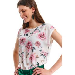 Bluzka z florystycznym nadrukiem. Białe bluzki damskie Top Secret, z nadrukiem, eleganckie, bez kołnierzyka, z krótkim rękawem. W wyprzedaży za 34,99 zł.