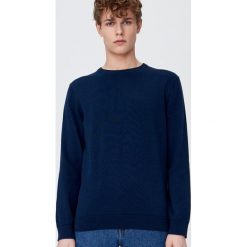 Gładki sweter z półokrągłym dekoltem - Granatowy. Niebieskie swetry męskie Sinsay, s, bez wzorów, bez kołnierzyka, bez kaptura. Za 39,99 zł.
