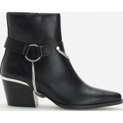 Botki kowbojki -. Botki damskie Reserved, bez obcasa, bez zapięcia. Za 249,99 zł.