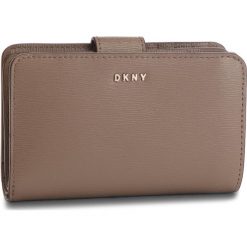 Duży Portfel Damski DKNY - Bryant Sm Carryall R8313659 Desert 253. Brązowe portfele damskie DKNY, ze skóry. Za 459,00 zł.