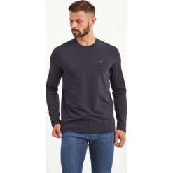 LONGSLEEVE EMPORIO ARMANI TRAVEL ESSENTIAL. Bluzy męskie Emporio Armani, xl, bez wzorów, eleganckie, bez kołnierzyka, bez rękawów, bez kaptura. Za 469,00 zł.