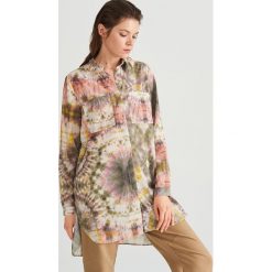 Tunika z motywem tie-dye - Wielobarwn. Szare tuniki damskie marki Reserved, bez wzorów, bez kołnierzyka, bez rękawów. Za 159,99 zł.