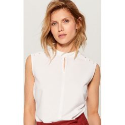 Top z rozcięciem na dekolcie - Biały. Białe topy damskie Mohito, s, bez wzorów, bez kołnierzyka. Za 59,99 zł.