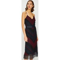 Tommy Hilfiger - Sukienka. Niebieskie sukienki damskie TOMMY HILFIGER, z nadrukiem, z poliesteru, eleganckie, bez kołnierzyka, bez rękawów, midi, rozkloszowane. W wyprzedaży za 799,90 zł.