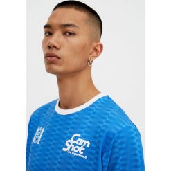Koszulka piłkarska z krótkim rękawem. Niebieskie koszulki sportowe męskie marki Pull & Bear, m. Za 29,90 zł.