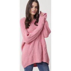 Różowy Sweter Marin. Różowe swetry damskie Born2be, uniwersalny, bez wzorów, ze splotem, z długim rękawem, długie, bez kaptura. Za 149,99 zł.