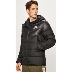 Nike Sportswear - Kurtka. Czarne płaszcze męskie Nike Sportswear, m, bez wzorów, z poliesteru, krótkie, z kapturem. W wyprzedaży za 529,90 zł.