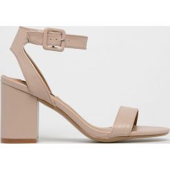 Steve Madden - Sandały Malia. Czarne sandały damskie Steve Madden, bez wzorów, ze skóry, z okrągłym noskiem, bez obcasa, na obcasie, na klamry. W wyprzedaży za 269,90 zł.
