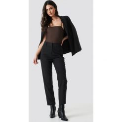 NA-KD Classic Proste spodnie garniturowe - Black. Czarne spodnie damskie NA-KD Classic, z podwyższonym stanem. Za 161,95 zł.
