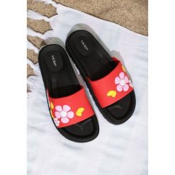 Czerwone Klapki Stiff Sunflower. Czerwone klapki damskie Born2be, bez wzorów, bez obcasa. W wyprzedaży za 39,99 zł.