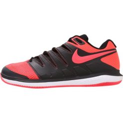 Nike Performance AIR ZOOM VAPOR X HC Obuwie multicourt black/solar red/white. Czarne buty sportowe męskie marki Nike Performance, z tworzywa sztucznego, bez zapięcia, na golfa. W wyprzedaży za 412,30 zł.