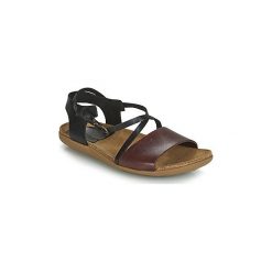 Sandały Kickers ATOMICK. Czerwone sandały damskie marki Kickers, bez wzorów, bez obcasa, bez zapięcia. Za 389,00 zł.