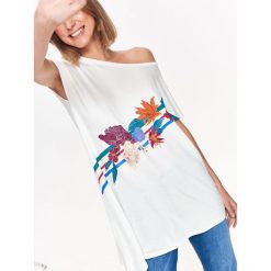 T-SHIRT DAMSKI Z MOTYWEM KWIATOWYM, LUŹNY, ASYMETRYCZNY. Białe t-shirty damskie Top Secret, z nadrukiem, z bawełny, z asymetrycznym kołnierzem. W wyprzedaży za 9,99 zł.