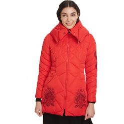 Desigual Kurtka Czerwony. Czerwone kurtki damskie Desigual, bez wzorów, z poliesteru. Za 946,95 zł.