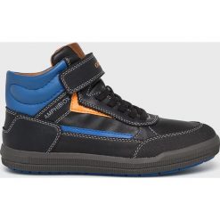 Geox - Buty dziecięce. Czarne trampki chłopięce Geox, bez wzorów, z materiału, sportowe, z okrągłym noskiem, na sznurówki. W wyprzedaży za 159,90 zł.