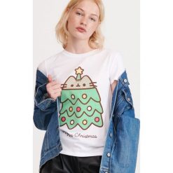 T-shirt z świątecznym nadrukiem Pusheen - Biały. Białe t-shirty damskie Reserved, s, z nadrukiem, wizytowe, bez kołnierzyka. Za 29,99 zł.