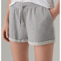 Dzianinowe szorty basic - Szary. Szare szorty damskie Mohito, s, bez wzorów, z dzianiny. Za 39,99 zł.