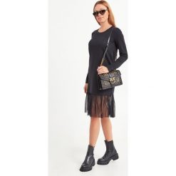 SUKIENKA U&B TRAVEL TWINSET. Sukienki damskie Twinset U&B, l, bez wzorów, eleganckie, bez kołnierzyka, bez rękawów. Za 639,00 zł.