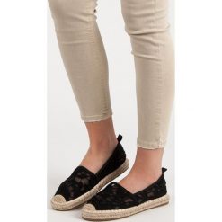 CZARNE KORONKOWE ESPADRYLE. Czarne baleriny damskie LUCKY SHOES, bez wzorów, z koronki, bez obcasa. Za 39,90 zł.
