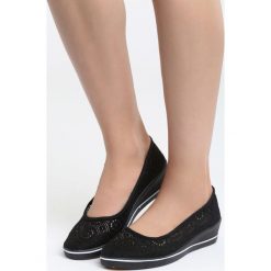 Czarne Koturny Young Pine. Czarne koturny damskie marki Born2be, z okrągłym noskiem, bez obcasa, na obcasie, bez zapięcia. Za 49,99 zł.