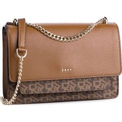 Torebka DKNY - R91EJA90 Mocha Logo-Vic 244. Pomarańczowe listonoszki damskie DKNY, z aplikacjami, ze skóry, zdobione, bez dodatków. Za 719,00 zł.