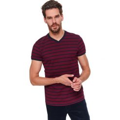 T-shirt strukturalny. Czerwone t-shirty męskie Top Secret, na wiosnę, xl, w paski, z bawełny, klasyczne, z dekoltem w serek, krótkie. W wyprzedaży za 39,99 zł.