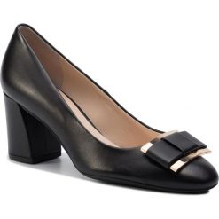 Półbuty HÖGL - 8-105080 Schwarz 0100. Czarne półbuty damskie HÖGL, z aplikacjami, ze skóry, eleganckie, bez obcasa, na obcasie, bez zapięcia. W wyprzedaży za 499,00 zł.