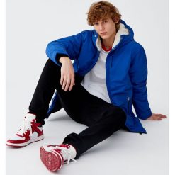 Kurtka wodoodporna z kapturem. Niebieskie płaszcze męskie marki Pull&Bear, m, bez wzorów, z kapturem. Za 139,00 zł.
