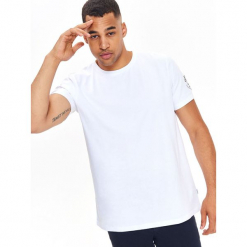 T-SHIRT KRÓTKI RĘKAW MĘSKI Z NADRUKIEM NA RĘKAWIE. Szare t-shirty męskie z nadrukiem Top Secret, na jesień, m. Za 19,99 zł.