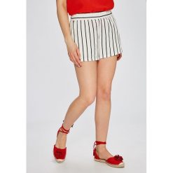 Vero Moda - Szorty Asta. Białe szorty damskie marki Vero Moda, s, z wiskozy, casualowe. W wyprzedaży za 29,90 zł.