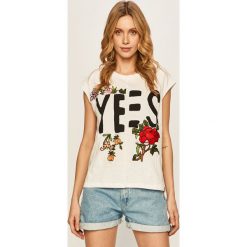 Desigual - T-shirt. Białe bluzki damskie Desigual, s, z aplikacjami, z bawełny, casualowe, z okrągłym kołnierzem. Za 249,90 zł.