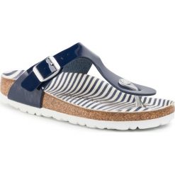 Japonki BIRKENSTOCK - Gizeh Kids Bs 1015629 Naturical Stripes Navy. Niebieskie sandały dziewczęce Birkenstock, ze skóry ekologicznej, bez zapięcia. W wyprzedaży za 149,00 zł.