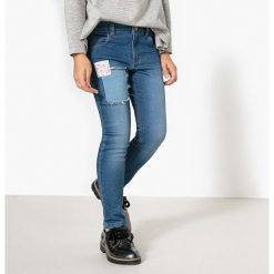 Proste jeansy z łatkami 3-12 lat. Szare jeansy dziewczęce marki La Redoute Collections, z bawełny, z standardowym stanem. Za 103,91 zł.
