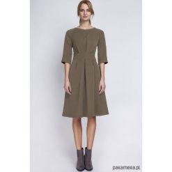 SUKIENKA Z ROZKLOSZOWANYM DOŁEM,SUK122 khaki. Brązowe sukienki damskie Pakamera, bez wzorów, z poliesteru, bez kołnierzyka, bez rękawów, midi, rozkloszowane. Za 172,00 zł.