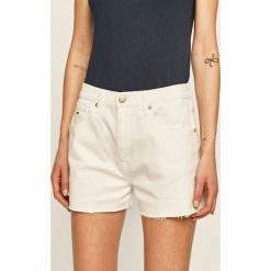 Tommy Jeans - Szorty jeansowe. Białe szorty damskie Tommy Jeans, bez wzorów, z elastanu, casualowe. W wyprzedaży za 199,90 zł.
