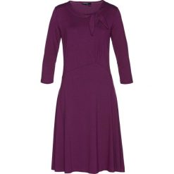 Sukienka bonprix ciemny lila. Fioletowe sukienki damskie bonprix, bez wzorów, bez kołnierzyka, bez rękawów, rozkloszowane. Za 59,99 zł.