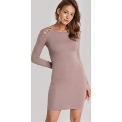 Beżowy Sukienka Echonne. Brązowe sukienki damskie Renee, xl, bez wzorów, bez kołnierzyka, bez rękawów, mini. Za 59,99 zł.