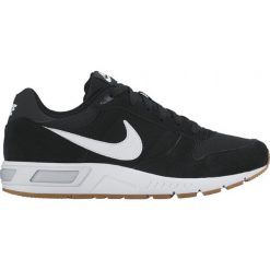 BUTY NIGHTGAZER. Czarne buty sportowe męskie Nike, ze skóry ekologicznej, bez zapięcia, trekkingowe. W wyprzedaży za 259,99 zł.