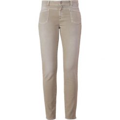 CLOSED PEDAL Jeansy Slim Fit khaki. Zielone rurki damskie CLOSED, bez wzorów, z elastanu. Za 789,00 zł.