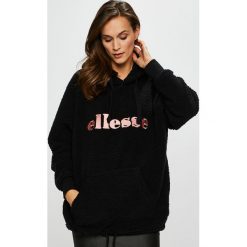 Ellesse - Bluza. Czarne bluzy damskie z kieszeniami marki Ellesse, z nadrukiem, z poliesteru, z kapturem. W wyprzedaży za 259,90 zł.
