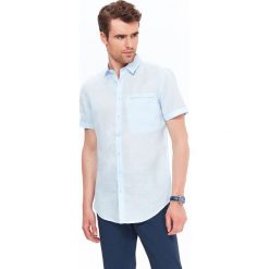 Koszula męska lniana o kroju slim fit z klasycznym kołnierzem. Niebieskie koszule męskie Top Secret, na lato, m, bez wzorów, klasyczne, z klasycznym kołnierzykiem, z krótkim rękawem. W wyprzedaży za 29,99 zł.
